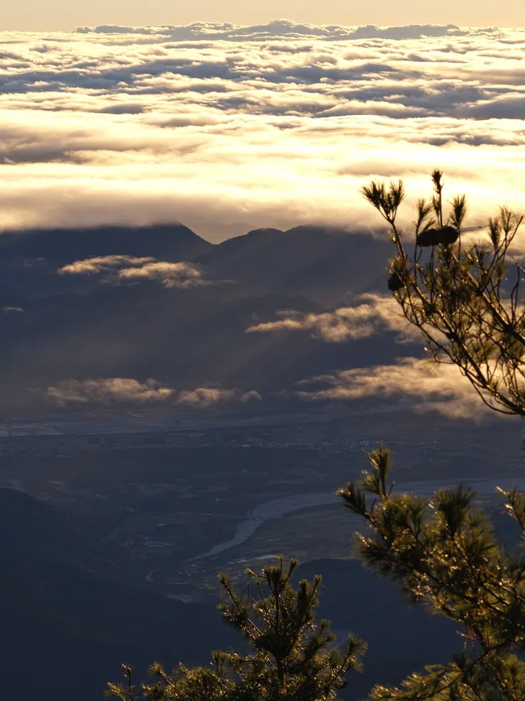 遠眺日出灑落縱谷的聖光。(Photo by. HASSELBLAD X2D + XCD 55/2,5V)(這張算作弊,全幅鏡頭等效焦距44mm的一億畫素照片下去裁切,還是清楚到不行,變態啊~)