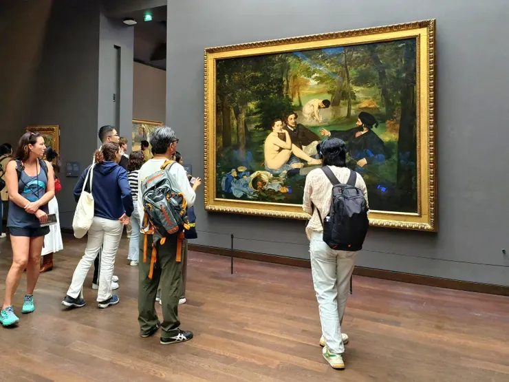 【愛德華·馬奈（Édouard Manet）的名作《草地上的午餐》（*Le Déjeuner sur l'herbe），曾在被拒絕者沙龍展出，因對裸體女性與著裝男性的並置描繪而極具爭議，被認為是西方藝術史上的轉捩點之一，標誌著從寫實主義向印象派的過渡。 】