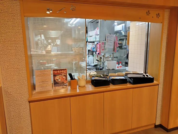 廚房櫃檯-跟裡面的廚師點餐要幾碗拉麵直接說就好