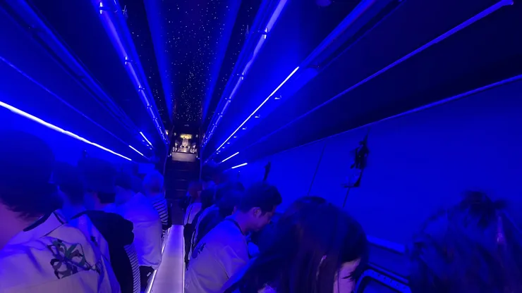 能從下方玻璃往外看。