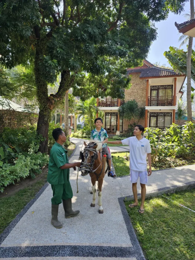 非常推薦的Holiday resort Lombok,因為獨立紀念日拿到騎Pony小馬的招待券還有館內Spa體驗券