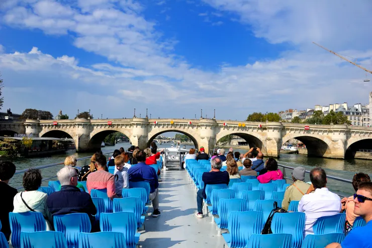 【船行河中左顧右盼指點建築橋樑！回程再經新橋，這時陽光大好。】