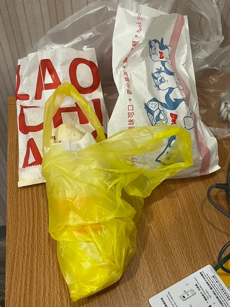 前：烤餅、後左：老江紅茶的奶油吐司、後右：晝夜鹽酥雞