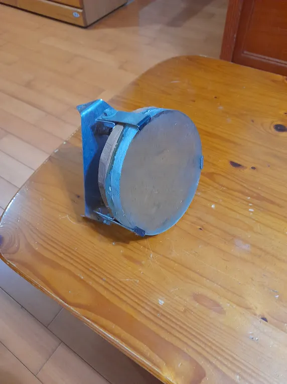 哈雷自學計畫僅存的舊物，6吋拋物面反射主鏡，是望遠鏡最關鍵的元件。鏡片後方有三根可以調整的支撐螺絲，套上彈簧，用來調整主鏡光學軸向。生鏽的彈簧、斑駁的鋁鍍膜，記錄了我年輕時的努力。