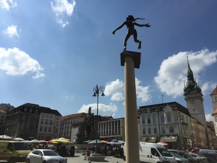 上方的小天使，是音樂神童莫札特，他年幼時也常來捷克演出(小天使左手邊的建築就是演藝廳)