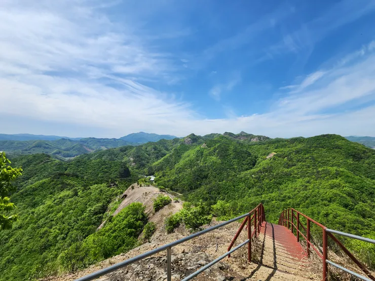 爬山大紅梯往回看來時路，飛龍臺的名稱來自這邊山勢，像是一條飛往天際的龍