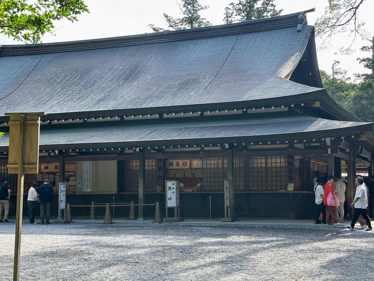 神樂殿可以取得御朱印和登記祈福的儀式