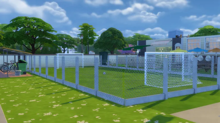 校園最奪目的地方就是這個足球場了！小麥可就是被它吸引來報讀的。