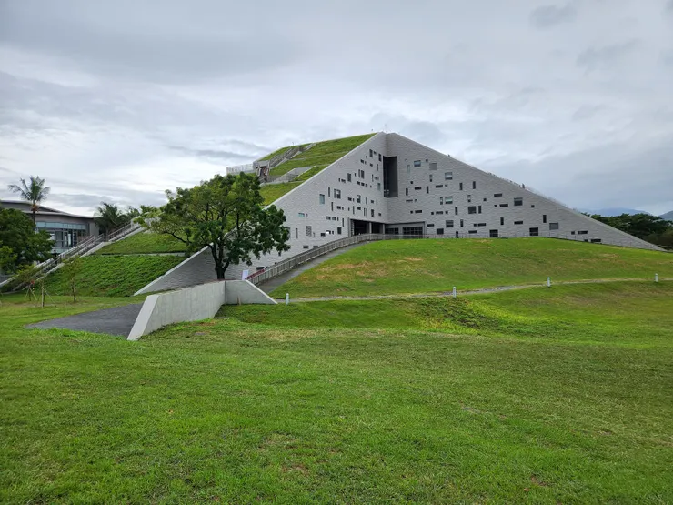 台東大學地標~像金字塔的圖書館