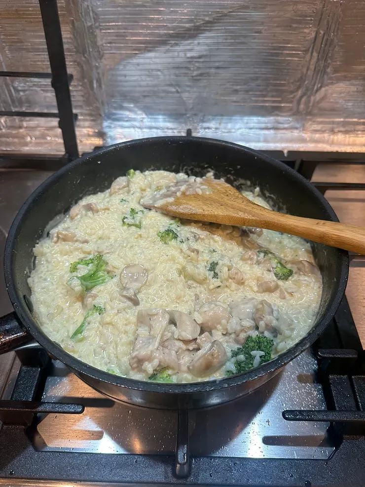 當你的室友想吃燉飯但不會煮.........只好幫他煮!