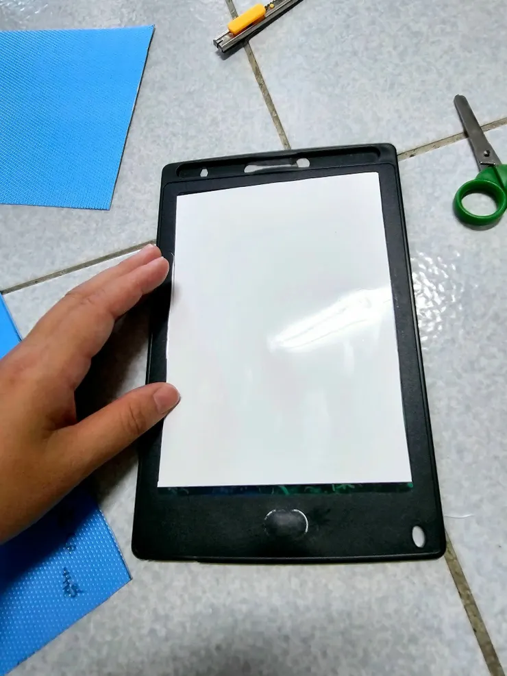 體驗愛塗鴉寶貝看過來!可自由裁切、牆壁、木板隨處可黏、白板