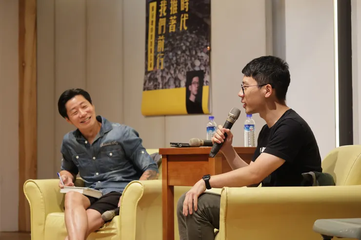羅冠聰（右）在新書出版後，於2024年8月下旬來台參與多場新書分享會。圖為其中一場分享會，與談嘉賓為前立法委員林昶佐（左）。圖片取自羅冠聰臉書粉專。