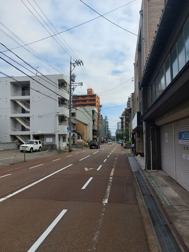 街道空無一人，跟京都的繁華真的很不一樣，但同時也增添幾分寧靜