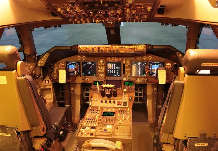 747-400 的駕駛艙儀表(norio nakayama from saitama，japan，CC BY-SA 2.0 <https://creativecommons.org/licenses/by-sa/2.0>，via Wikimedia Commons)