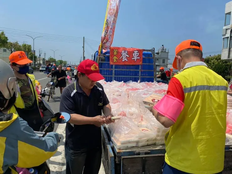 ▲沿途都有信眾提供餐飲