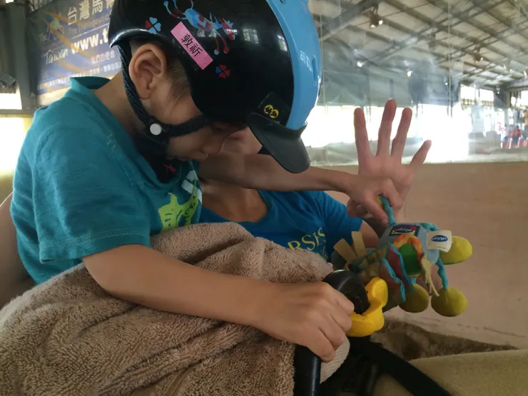 馬術治療~對於極重度腦傷兒助益良多20150515