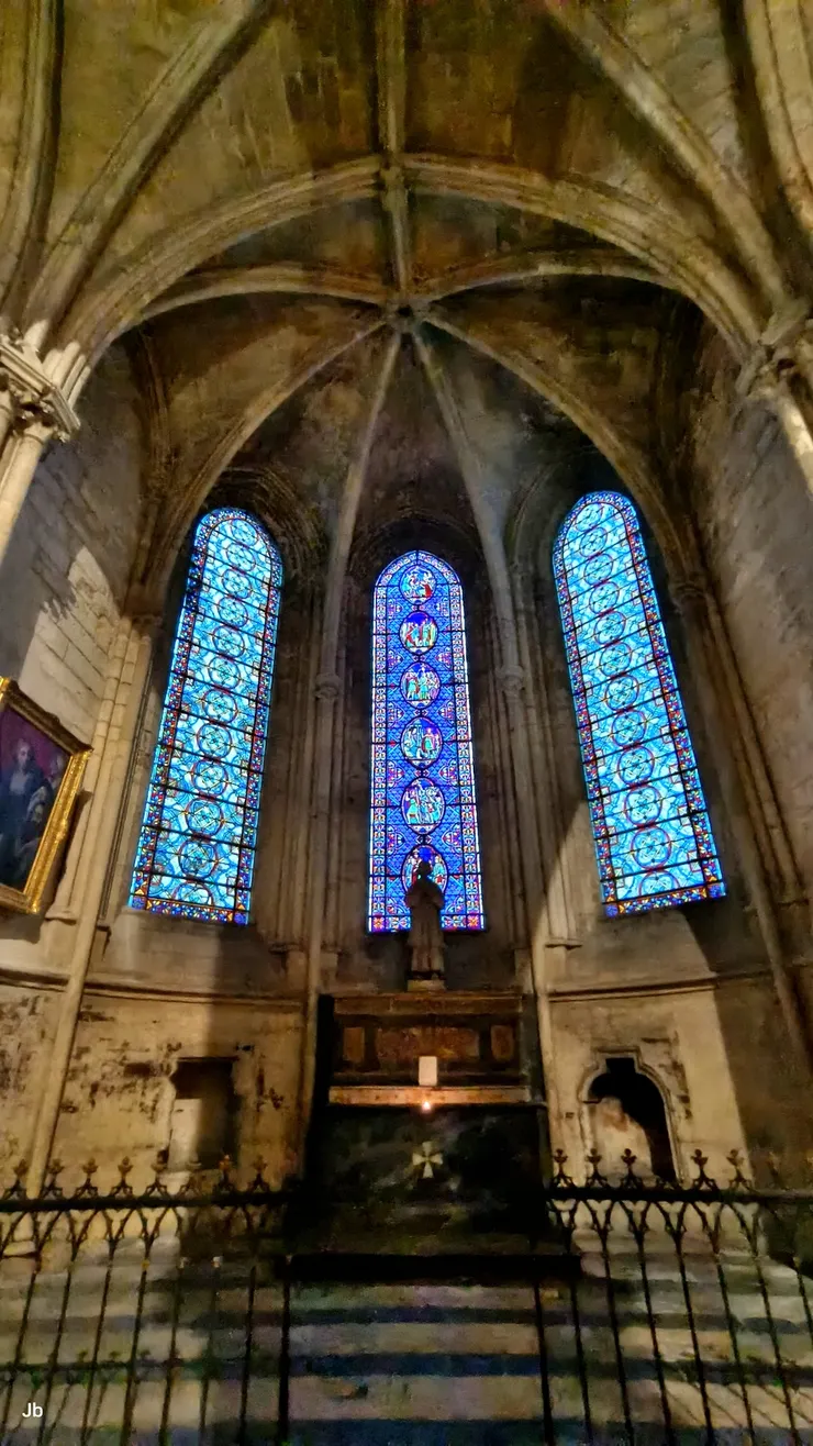 【要光有光彩色玻璃窗令人嘆嗟 仰之彌高無數拱柱連環接穹頂 祭壇與旁廳没繞完腦袋已打結】