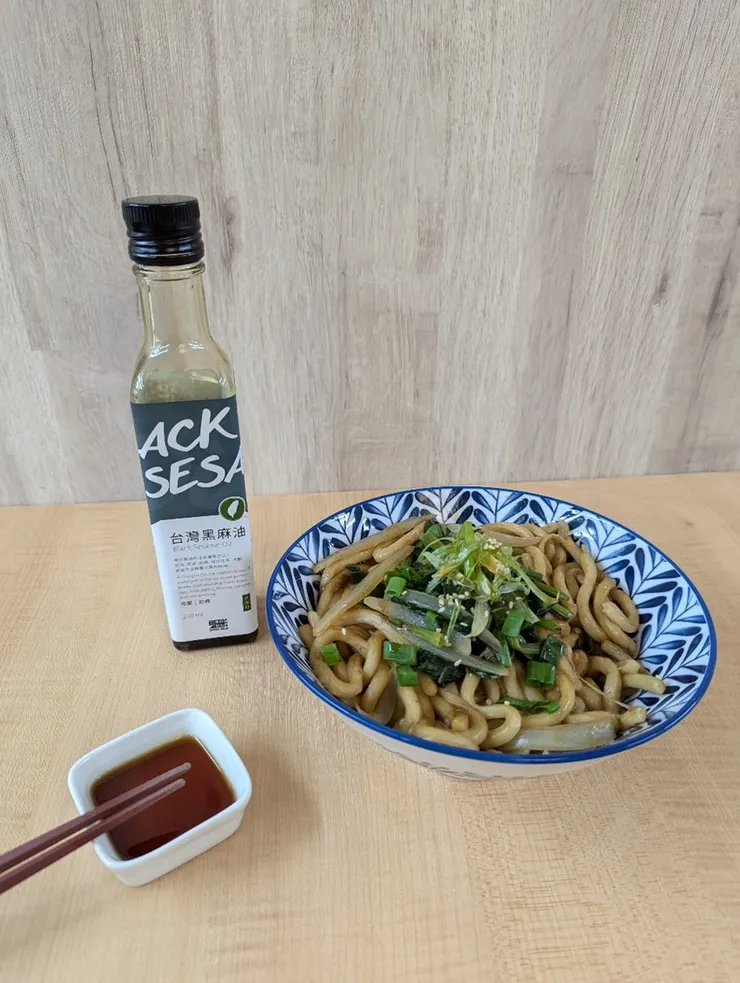 台灣黑麻油推薦｜10分鐘完成黑麻油料理！麻油料理推薦：麻油薑香炒烏龍麵做法