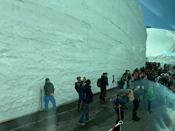 好多人搶著拍巴士和雪牆一起的景色