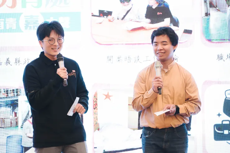 阿祥(右)與就服員沈子皓。