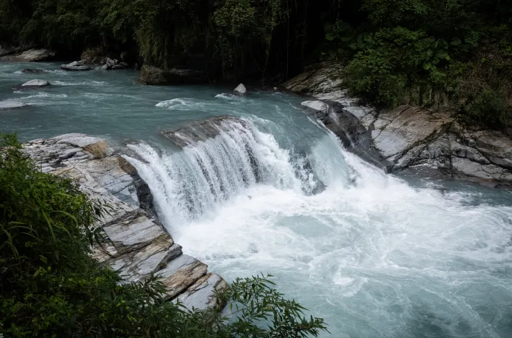 富源溪的水色有別於清澈的馬太鞍溪,呈現粉白質感,猶如冰河融水一般