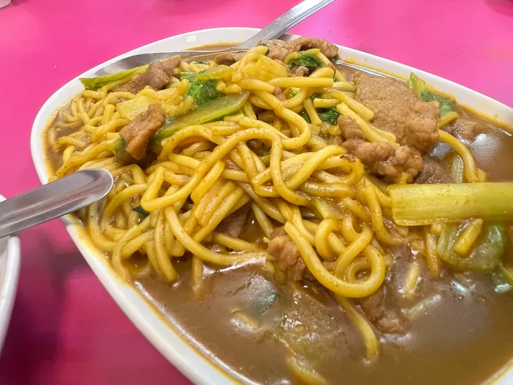 也有咖哩牛肉炒麵