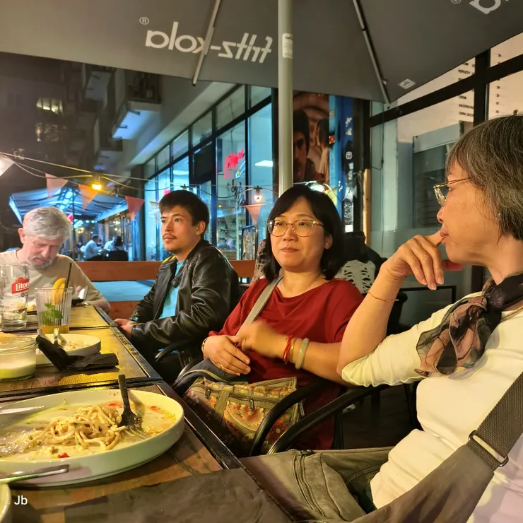 【散步到克魯察街吃樂卡純素晚餐！配合老婆茹素，我們到位於 Krucza 街的純素餐廳 Lokal Vegan Bistro 晚餐，該餐廳提供素版傳統波蘭口味，讓素食者與非素食者都能享受豐盛的波蘭餐點。】