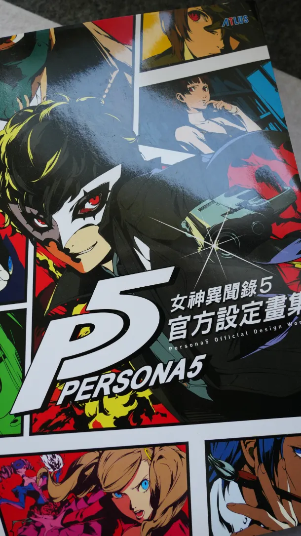 真的是很厚的封面，利用漫畫的分隔設計，猶如漫威的風格一樣