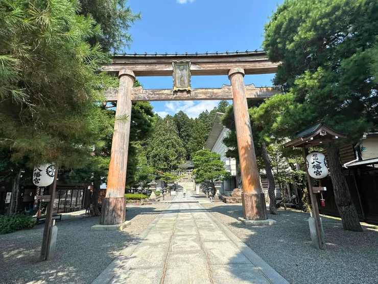 高山的櫻山八幡宮鳥居前，塗香店在左側