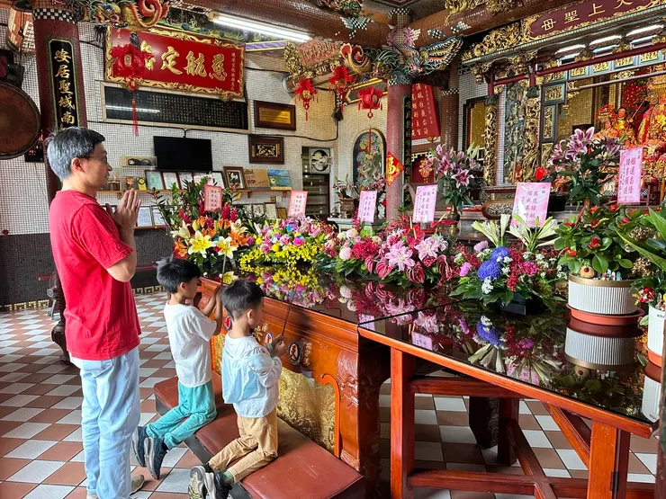 兩兄弟從小就很愛拜拜，希望媽祖保佑他們平安長大