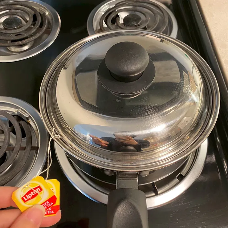 一直在糾結所謂的「燜煮」到底要不要開火，最後還是開著小火燜煮