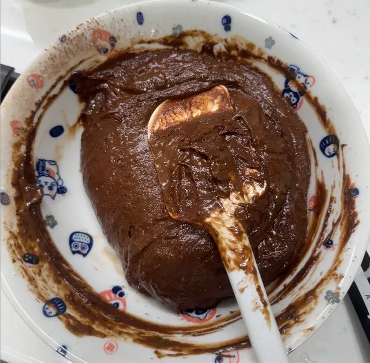 加入巧克力醬後，攪拌完成