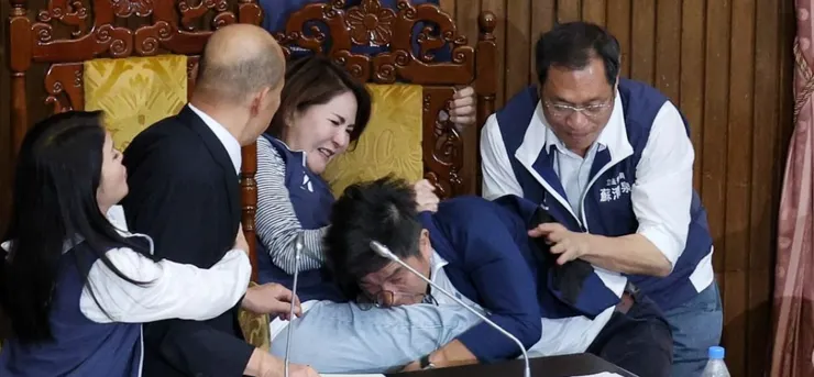 立委陳菁徽遭抱起非常害怕！