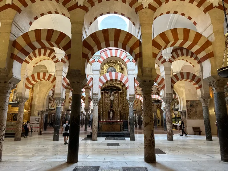 紅白相間的拱門