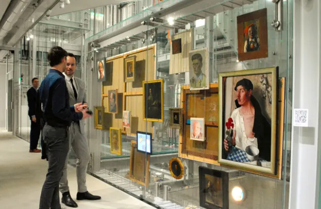 將作品展示於走廊玻璃牆的博伊曼斯·范伯寧恩美術館收藏庫。