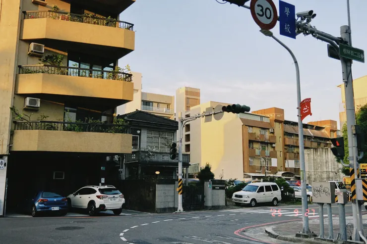 圖說|我只是覺得這個路口很有「日本感」。原本在拍的時候,還擔心那棟老房子會不會是一般民宅,但貌似是一間園藝店。