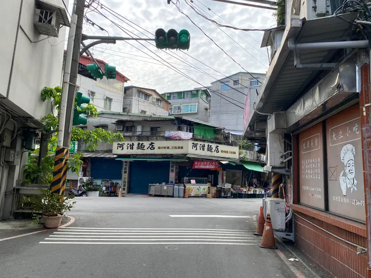 十五分車站一帶，昔稱「十五分口」，曾是萬盛庄最繁忙的交通樞紐。台車跨越瑠公圳，往景隆街方向行駛