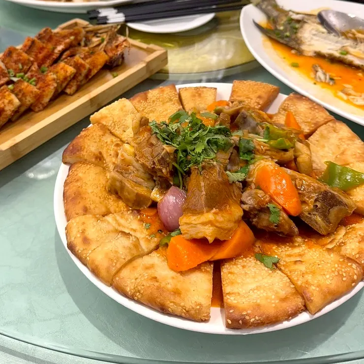 油香馕 與一般烤馕口感不太一樣，感覺油炸過，外酥內潤香氣更強