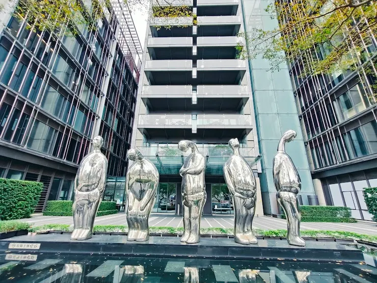 很喜歡這個群像的金屬雕塑品，雖說是群像，但也像一個人的多種面貌，很耐人尋味。