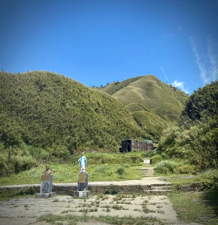 右手邊較低處為聖母山莊