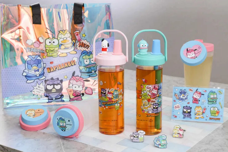 圖說：清心福全Ｘ三麗鷗男團「HAPIDANBUI」聯名加價購商品全系列登場，獨家炫彩提袋設計，及金屬造型胸針增添你的穿搭趣味！（資料來源：清心福全）