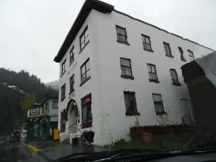 陰暗的天色、透露歷史的老宅，成為鬼故事最好的搖籃