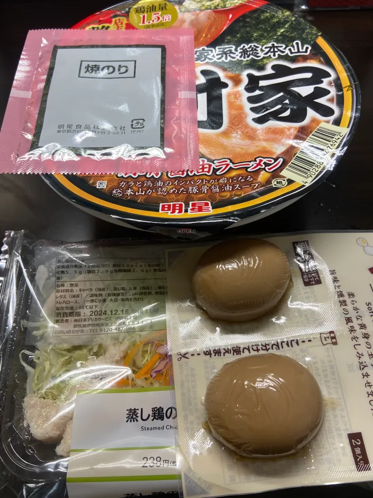 晚餐是泡麵和沙拉