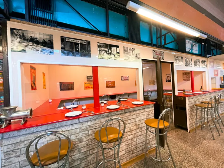 集市大廳內餐廳 shot by Emma.