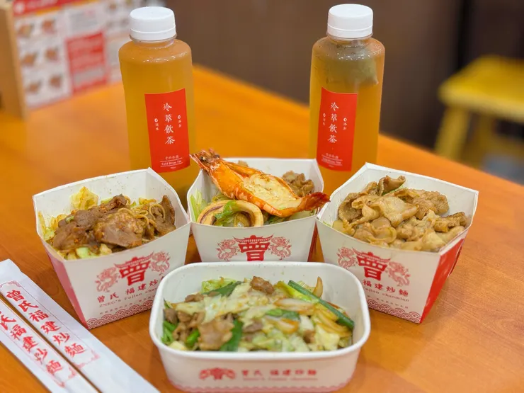 三份主食分別是五花豬、招牌海陸、川味小羊口味;冷萃茶由原片茶葉冷泡而成,茶香回甘