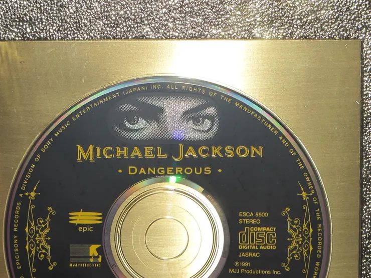 《Dangerous》專輯上MJ那雙迷人的眼睛，大家都熟悉不過了吧。