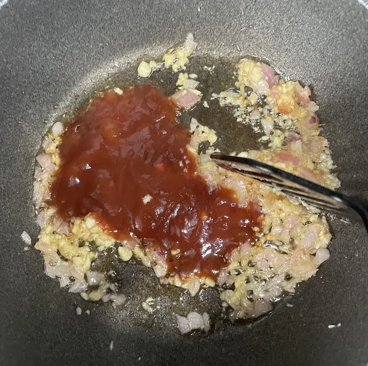 加入番茄醬炒香