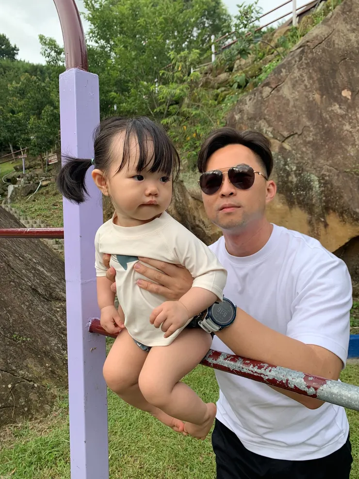 本來以為有沙坑，結果夏天是水池，只好穿泳衣玩單槓