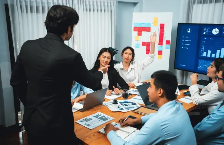 開會報告時，一旦項目出包，就把下屬推出去當擋箭牌。這種行為就像是穿了一件華麗卻透風的國王新衣，大家心裡都清楚得很。圖/123RF圖庫