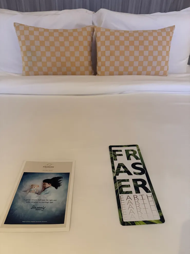 床上有6顆枕頭，完全枕頭富翁